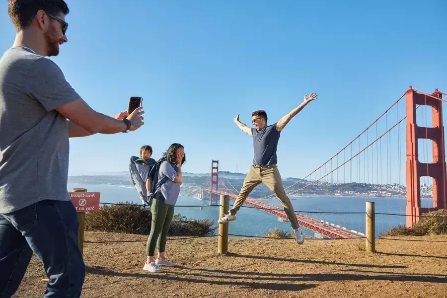 A group taking photos at the 金门大桥