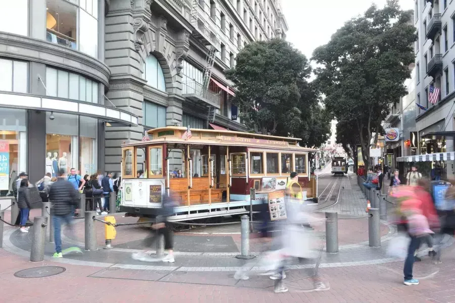 A 威尼斯人官网平台app cable car is manually turned at the Powell Cable Car Turnaround.