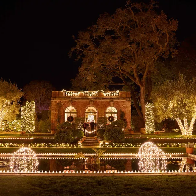 La grande casa padronale è illuminata di notte da luci